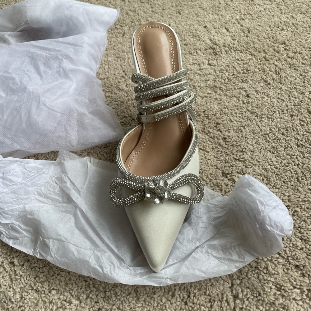 Beautiful rhinestone point heels! Great for a wedding